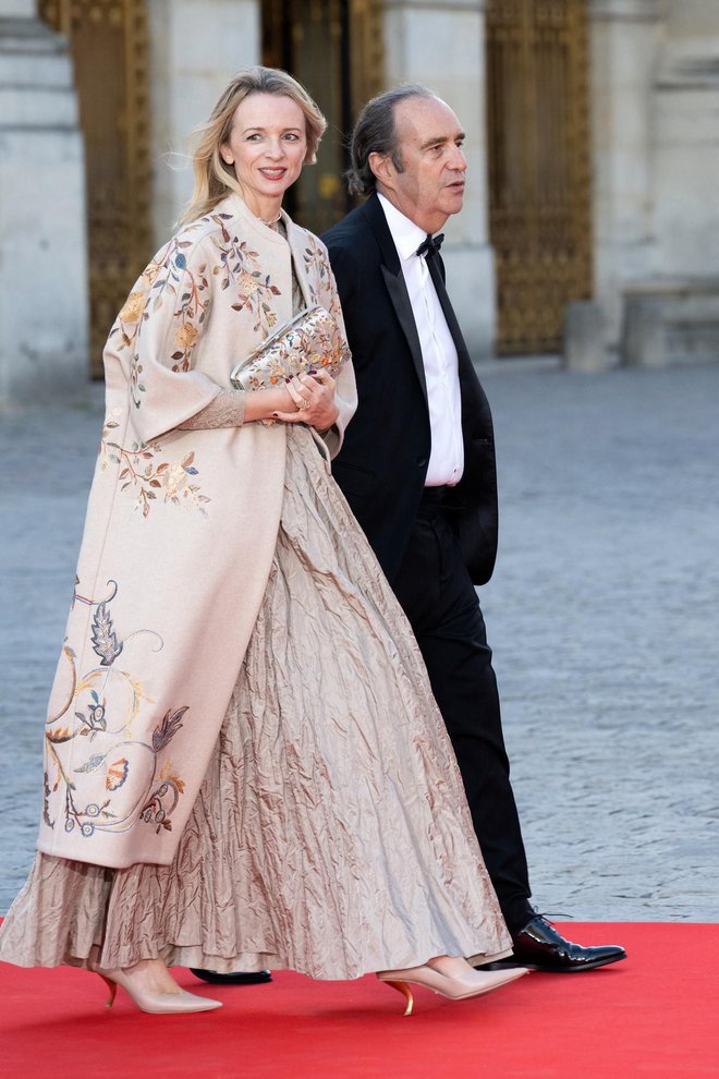 Gospa direktorica

Delphine Arnault je glavna direktorica hiše Dior ter direktorica in podpredsednica hiše Louis Vuitton, prišla pa je v družbi partnerja, milijarderja Xavierja Niela, ki je med drugim solastnik Le Monda.