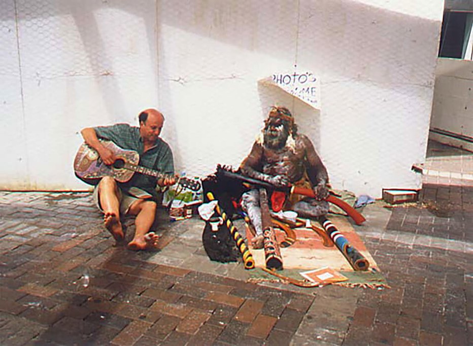 Fotografija: Vlado je tudi v družbi Aboridžina poprijel za kitaro.