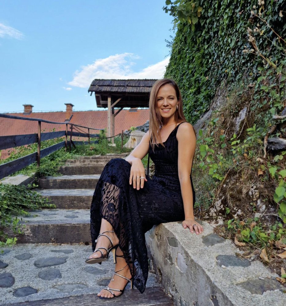 Fotografija: Pevka v skoraj dvajset let starih sandalih navdušuje na odrih po Sloveniji.