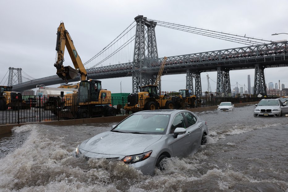 Fotografija: Močno deževje je v New Yorku povzročilo popoln kaos. FOTO: Andrew Kelly Reuters