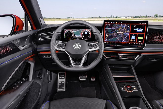 Notranjost je bolj spremenjena, velik je sredinski zaslon. FOTO: Volkswagen
