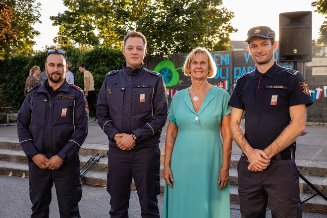 Directeur M.Sc.  Đulijana Juričić avec les pompiers du PGD Ljubljana Trnovo, qui veilleront à ce que les dons parviennent entre de bonnes mains.  PHOTO : Crt Pixi