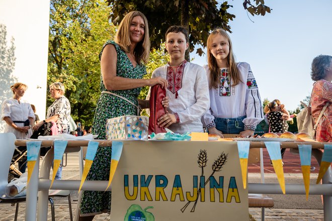 Des étudiants ukrainiens et le professeur d'histoire Metka Koder ont organisé le stand ukrainien.  PHOTO : Crt Pixi