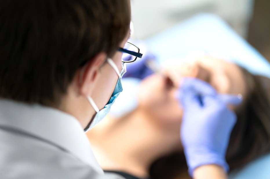 Fotografija: Ali se je v ordinaciji kaj dogajalo med zobarjem in pacientko, v resnici vesta le onadva. FOTO: Getty Images