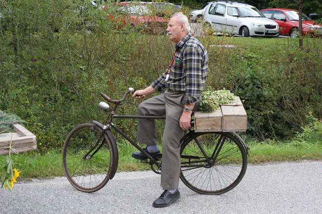 Ko še ni bilo avtomobilov, so panje prevažali s kolesom. FOTO: Primož Hieng