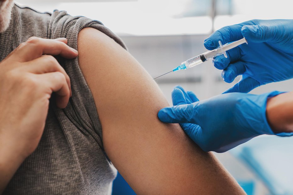 Fotografija: Cepivo, ki je prilagojeno podrazličici koronavirusne različice omikron XBB.1.5, bodo v cepilne centre prvič dostavili v četrtek. FOTO: Inside Creative House Getty Images/istockphoto