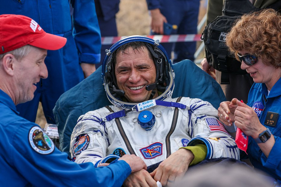 Fotografija: Frank Rubio se je nasmejan vrnil na Zemljo. FOTO: Roscosmos Via Reuters