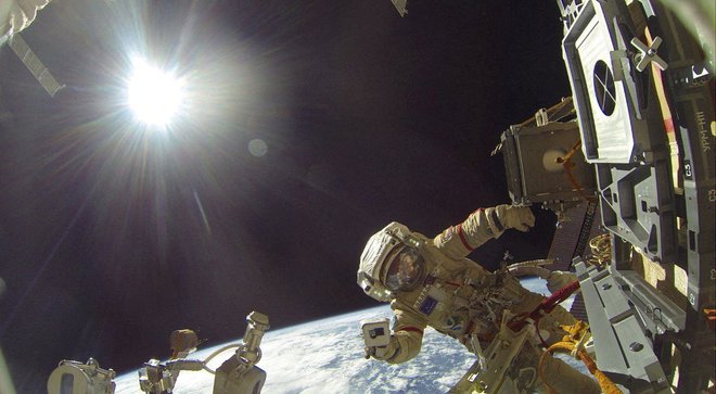 Astronavti morajo na postaji vsak dan dve uri telovaditi. FOTO: Roscosmos Via Reuters