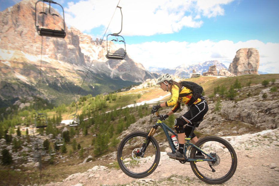 Fotografija: Gorski kolesar v Dolomitih. To je reklama za športni turizem. FOTO: Jure Eržen