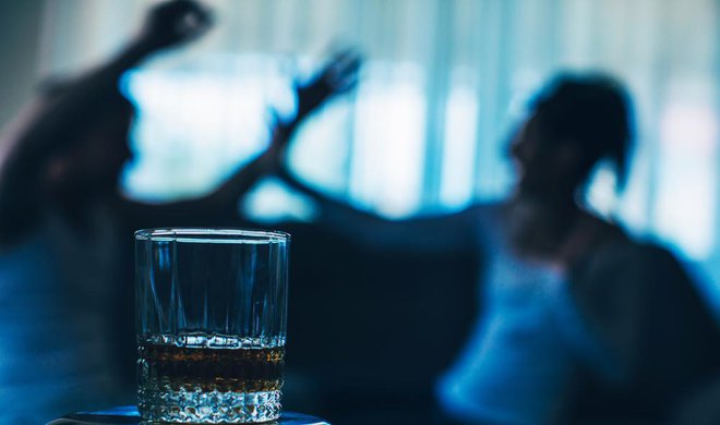 Pitje alkohola ne more opravičevati zavržnih dejanj na škodo pastorke. FOTO: Shutterstock