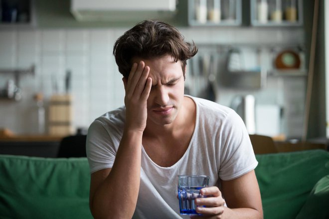 Glavobol se običajno pojavi po nekaj dneh. FOTO: Fizkesetty, Getty Images