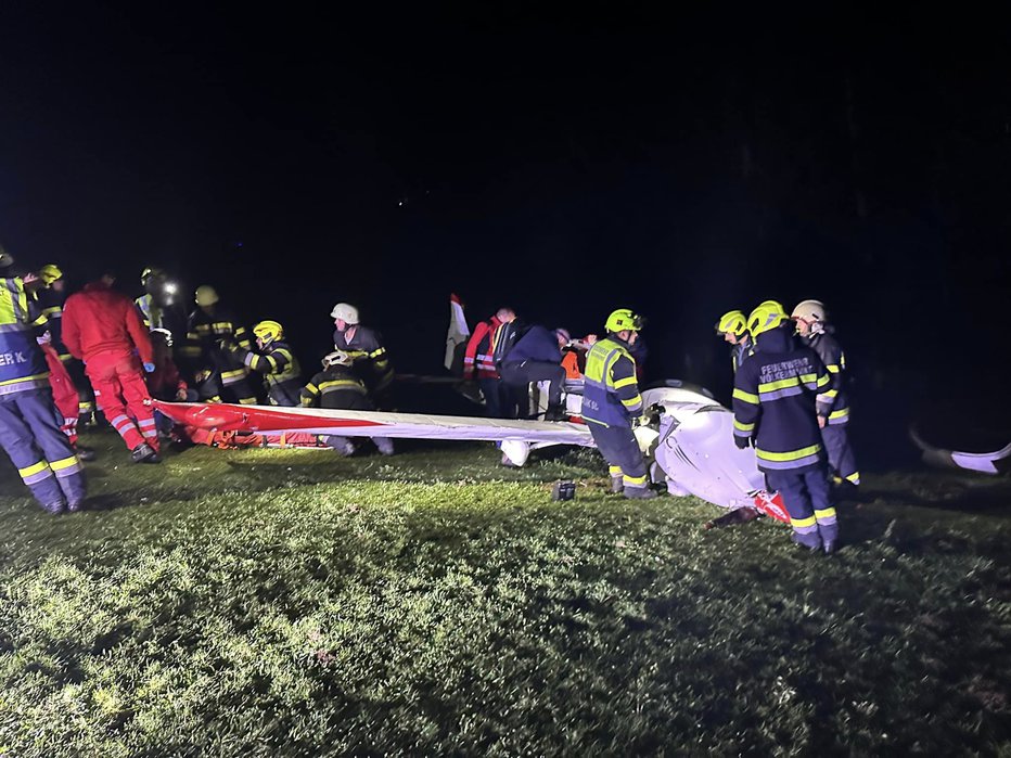 Fotografija: Letalo je strmoglavilo na terenu, ki je deloma neprehoden. FOTO: Bergrettung Bad Eisenkappel