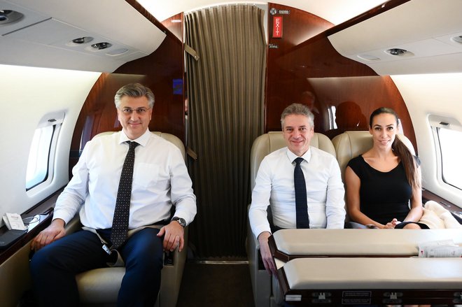 Na letalu s predsednikom hrvaške vlade. FOTO: Zaslonski Posnetek, X