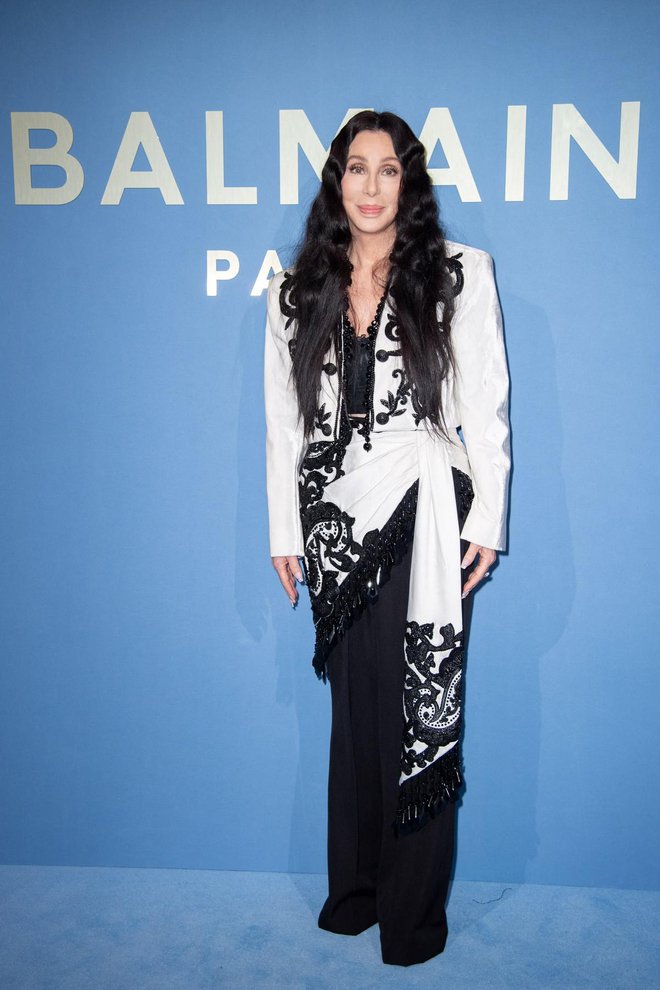Legenda

Ni presenetljivo, da je Cher blestela na Balmainovi modni reviji, saj je bila njihova ambasadorka.