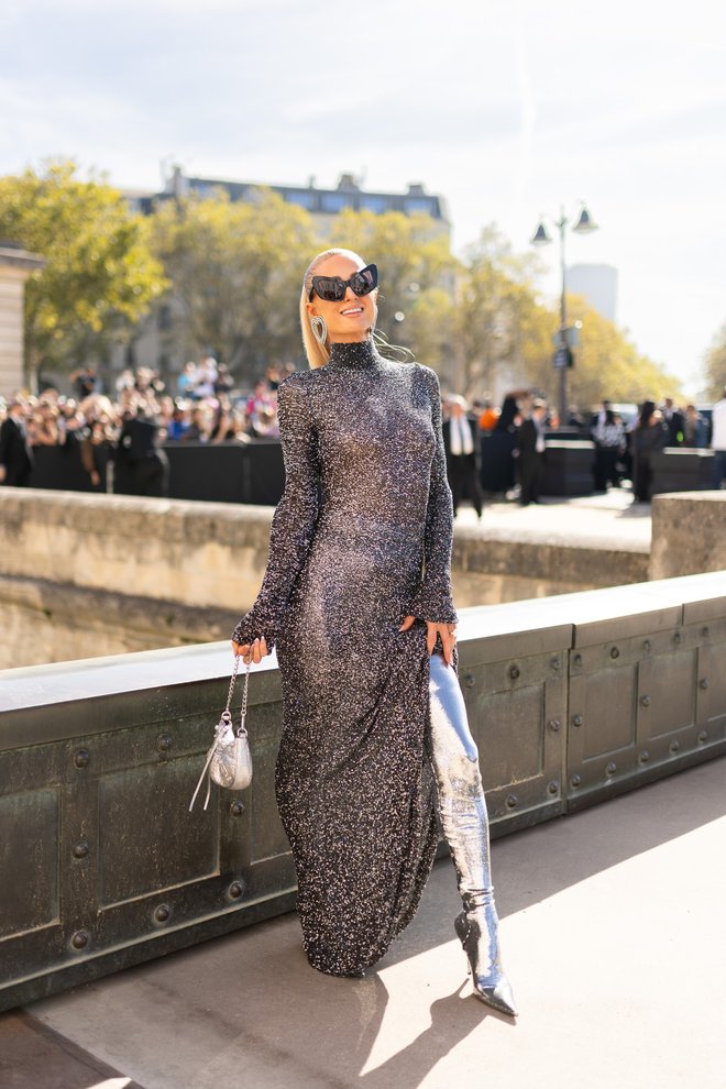 Vprašljiva

Slog Paris Hilton je za modne strokovnjake od nekdaj malce vprašljiv, a na Balenciagini modni reviji je bila prešerne volje.