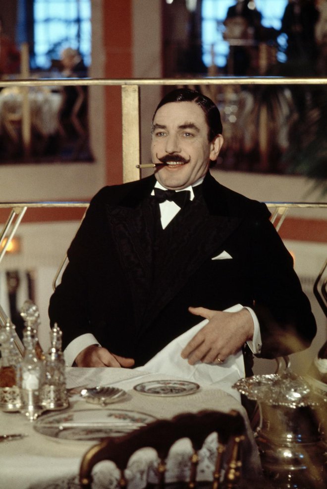 Leta 1974 je v filmu Umor na Orient Expressu 38-letni Albert Finney premlad, zato so ga postarali z ličili, ki so mu jih začeli nanašati kar v rešilcu, v katerem so ga spečega vsak dan odpeljali na snemanje. Slabi brki so Agatho vznemirili.