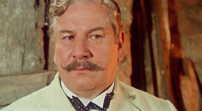 Peter Ustinov je bil v Smrti na Nilu očarljivi Poirot, vlogo je označil za naporno, predvsem zato, ker je Poirot zelo natančen in pikolovski.