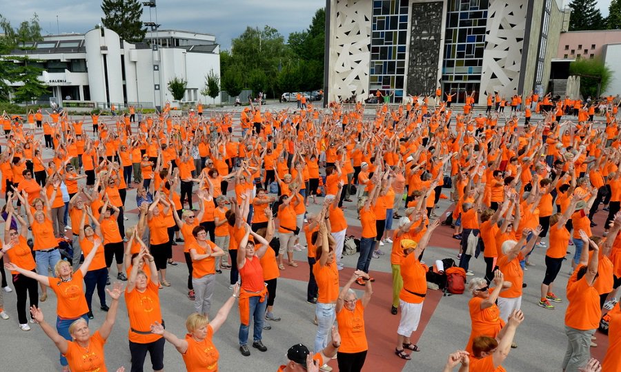 Fotografija: Udeleženci jutranje telovadbe so prepoznavni po oranžnih majicah.