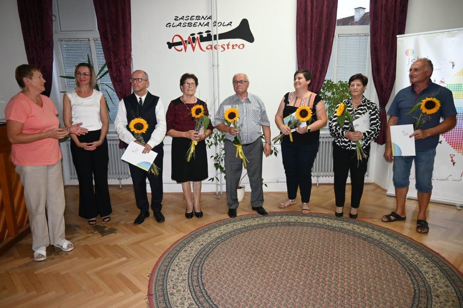 Fotografija: Vsem vodjem so podelili priznanja in rože. FOTO: Oste Bakal