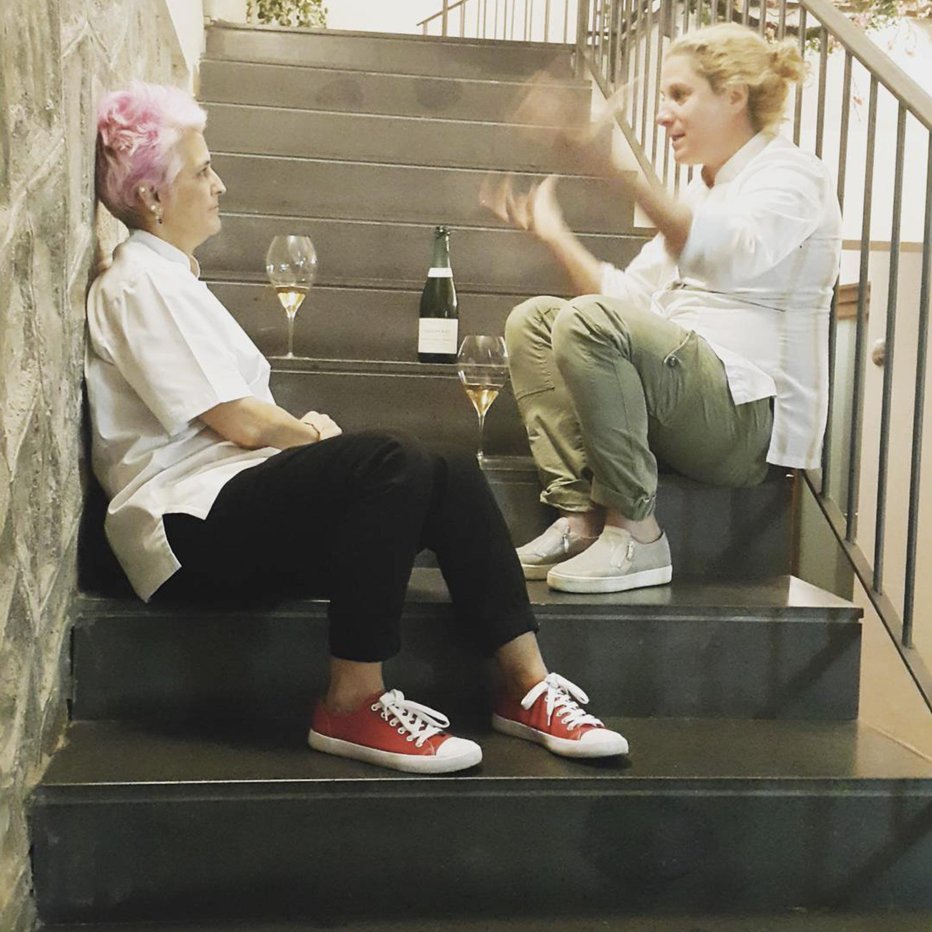 Fotografija: Tako se kuharske chefice po opravljenem delu razgovorijo na stopnicah in ob izbrani kapljici najboljšega vina. FOTO: osebni arhiv/instagram