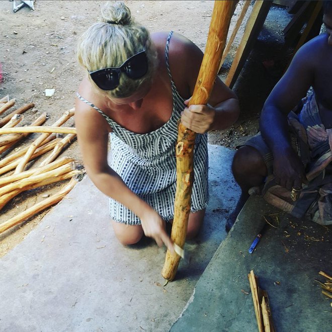 Na Šrilanki se je naučila olupiti cimetovo deblo, da nastanejo cimetove palčke. FOTO: osebni arhiv/instagram