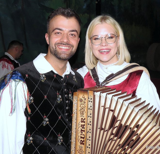 Darja Gajšek s harmoniko, ob njej njen radijski kolega in pevec Gašper Rifelj FOTO: Boris Kovačič
