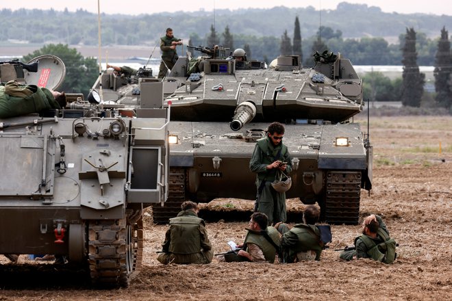 Izraelski vojaki ob tankih. FOTO: Amir Cohen Reuters