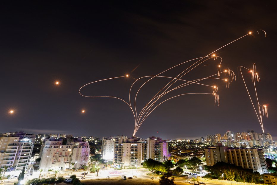 Fotografija: Israelski protiraketni sistem Iron Dome nad mestom Ashkelon. FOTO: Amir Cohen Reuters