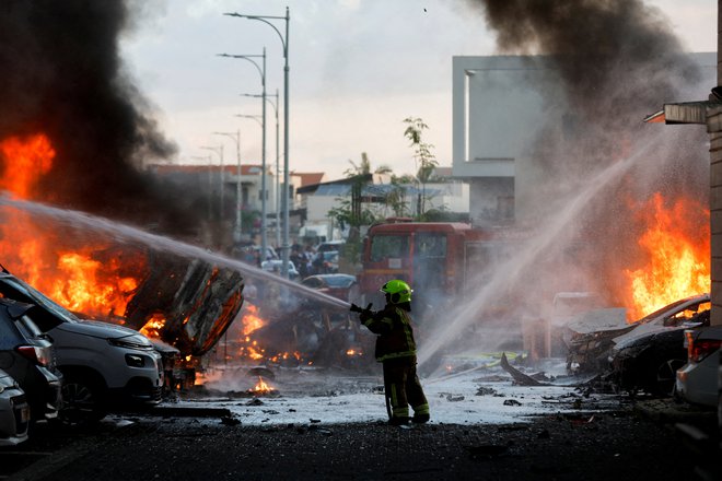 Gašenje požara v Ashkelonu. FOTO: Amir Cohen Reuters
