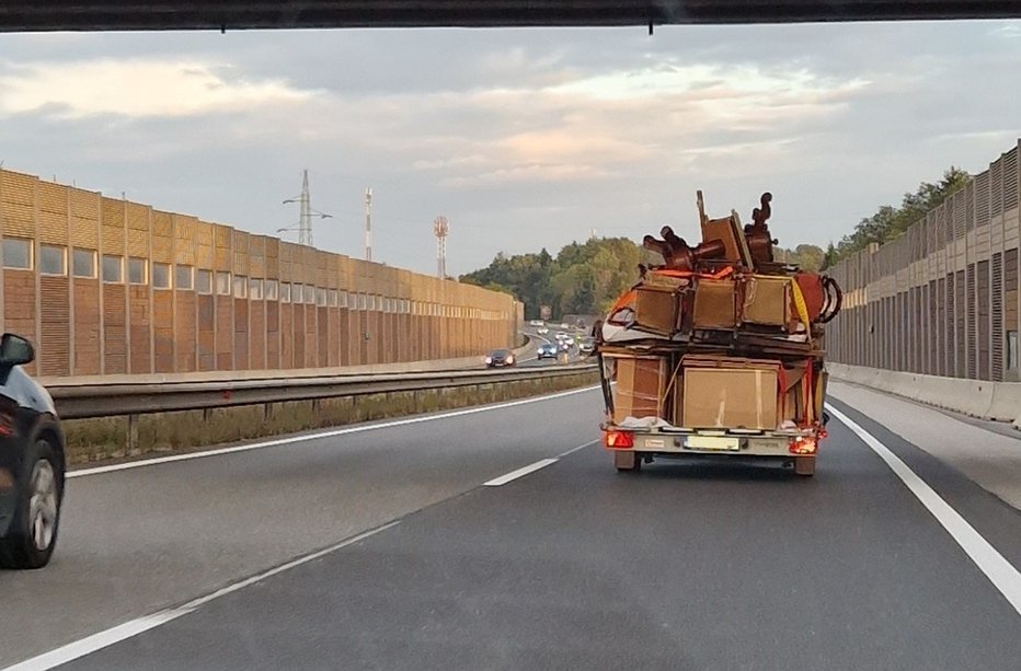 Fotografija: S tako naloženim tovorom je švigal po avtocesti. FOTO: PU Celje