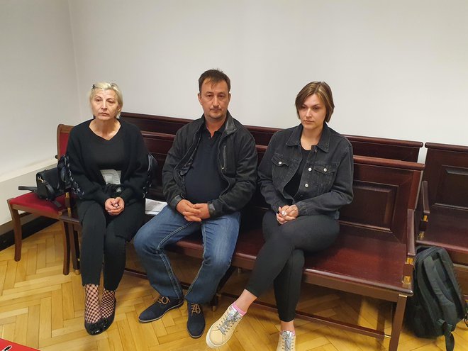 Mama Lidija Teršek, očim Damjan Teršek in Tomaževa sestra Anamarija Serec so prišli na sodišče. FOTO: Jure Predanič