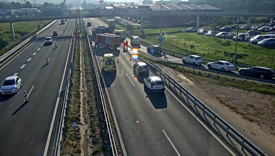 Fotografija: Zaradi te nesreče je zaprta hitra cesta. FOTO: Promet.si