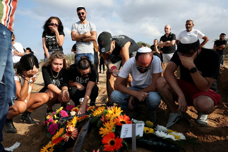 Fotografija: Žalovanje ob grobu Eden Guez, ki je bila ubita med festivalom. FOTO: Violeta Santos Moura Reuters