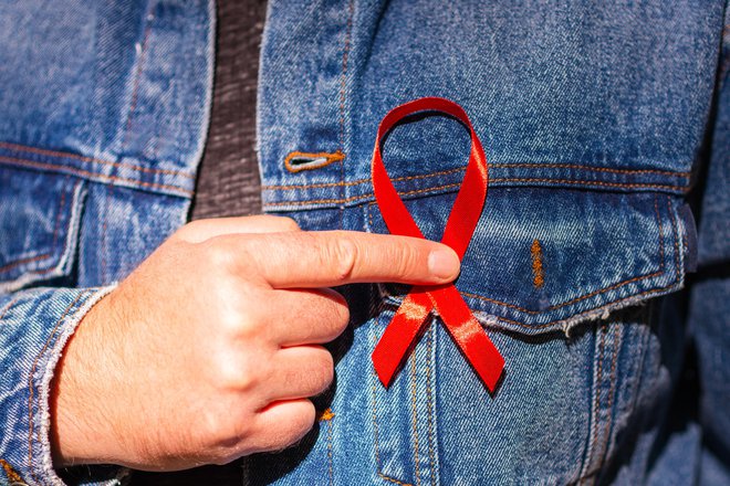 Rdeča ozavešča o aidsu. FOTO: Getty Images/iStockphoto