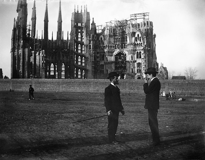 Leta 1905 so se na gradbišču videli le obrisi. FOTO: Baldomer Gili i Roig