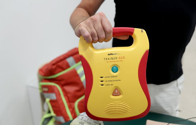 Defibrilator je enostaven za uporabo. FOTO: Blaž Samec