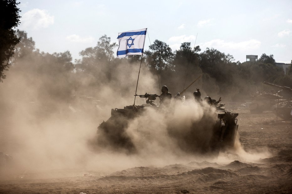 Fotografija: Izraelski vojaki na meji z Gazo. FOTO: Amir Cohen Reuters