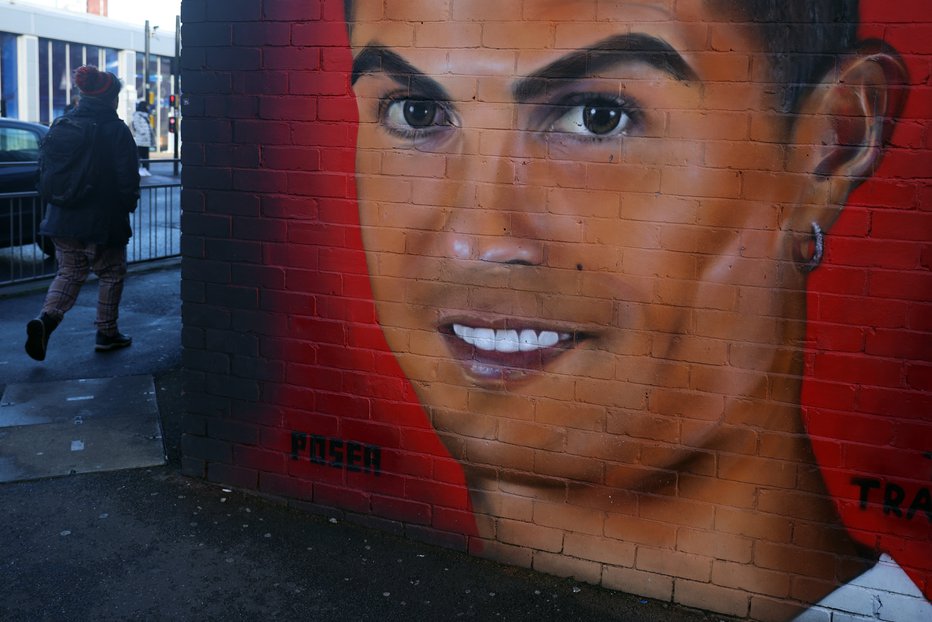 Fotografija: Njegova slika na zunanjem delu lokala The Trafford v Manchestru. FOTO: Phil Noble Reuters