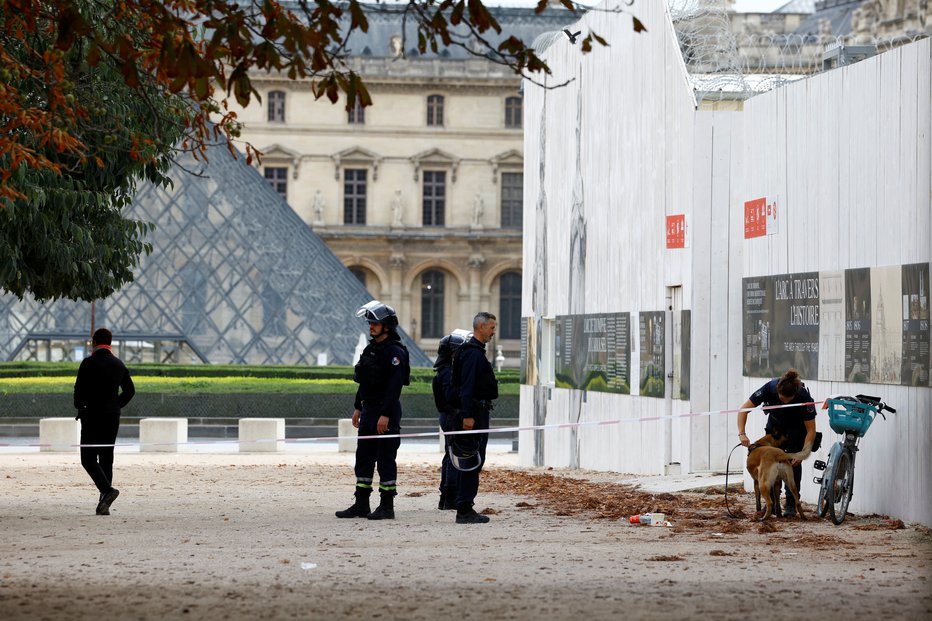 Fotografija: Policija pred muzejem Louvre FOTO: Sarah Meyssonnier Reuters