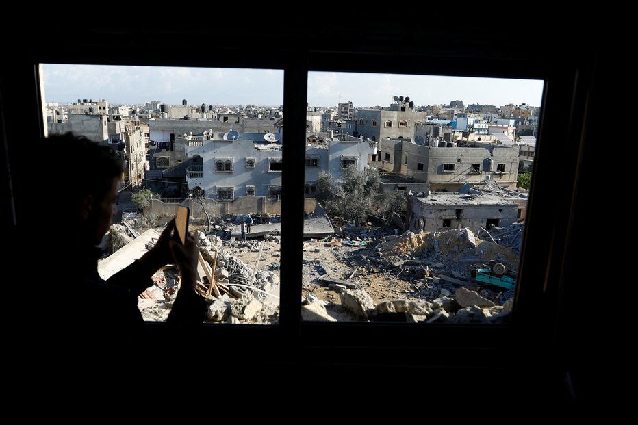 Fotografija: zraelske sile so ponoči napadle več kot sto vojaških ciljev v Gazi, poročajo tuje agencije. FOTO: Ibraheem Abu Mustafa Reuters