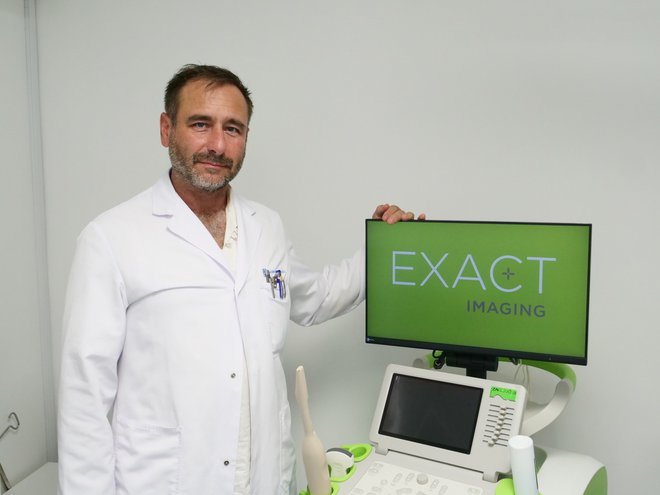 Urolog Borut Gubina, dr. med. ob novi mikro ultrazvočni napravi. FOTO: Blaž Kondža