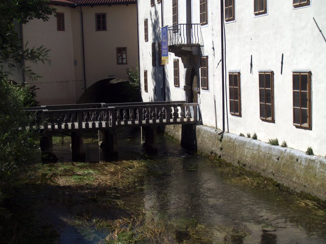 Hiše so zrasle ob bregovih reke in so povezane z mostovi.