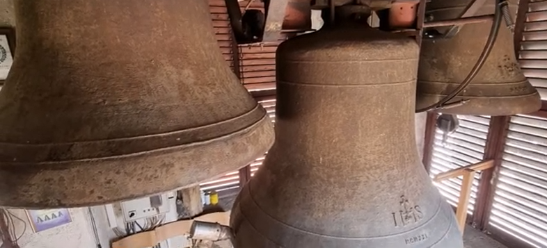 Fotografija: Štiri železne zvonove so namestili po prvi svetovni vojni, bronaste je vzela vojna. FOTO: Zaslonski posnetek predstavitve Župnije Šentjernej