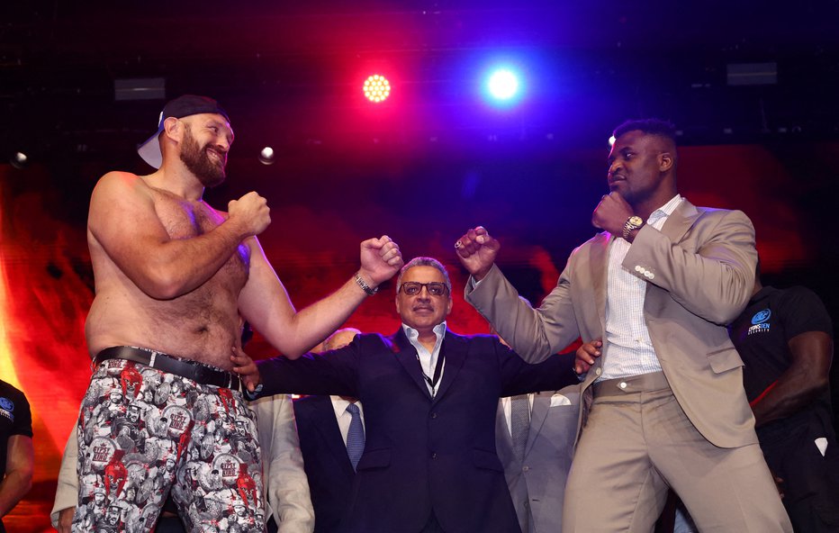 Fotografija: Boxing - Tyson Fury & Francis Ngannou Press Conference - HERE at Outernet, London, Britain - September 7, 2023 Tyson Fury and Francis Ngannou face off during the press conference Action Images via Reuters/Andrew Boyers TPX IMAGES OF THE DAY FOTO: Andrew Boyers Action Images Via Reuters