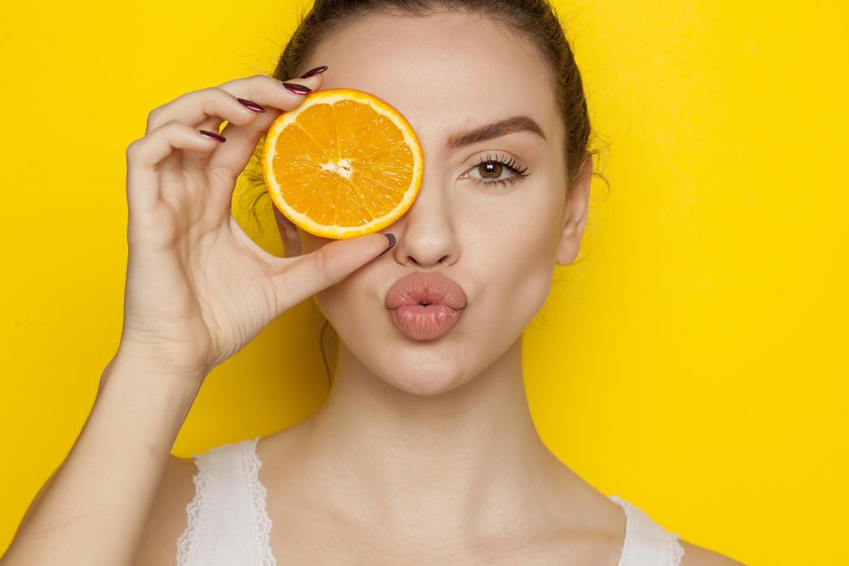 Fotografija: Vitamin C, ki je tudi v pomarančah, ima pomembno vlogo pri tvorbi kolagena. FOTO: Vladimirfloyd/Getty Images