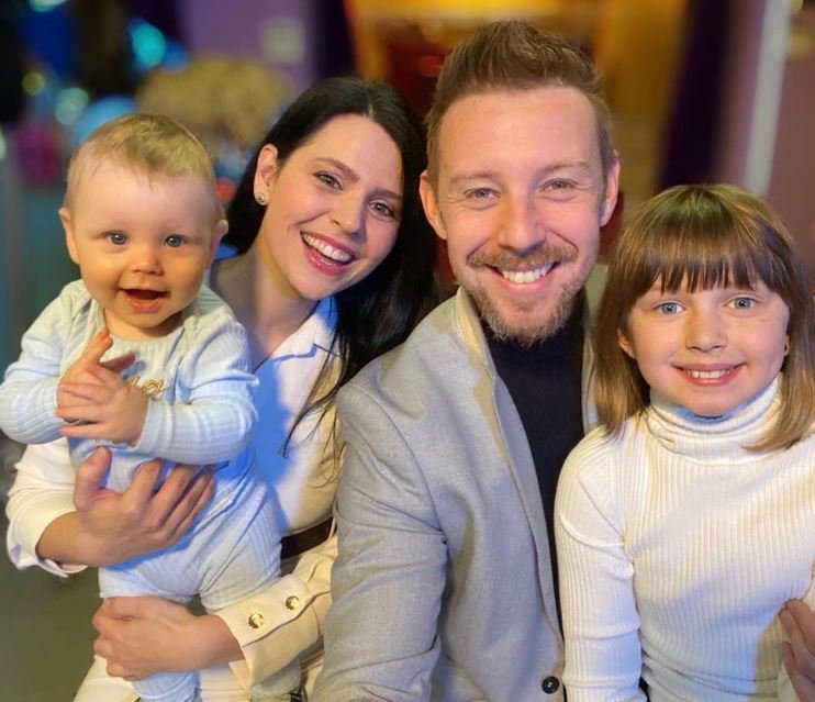 Fotografija: Gregor Bezenšek z družino. FOTO: Zaslonski posnetek, Instagram