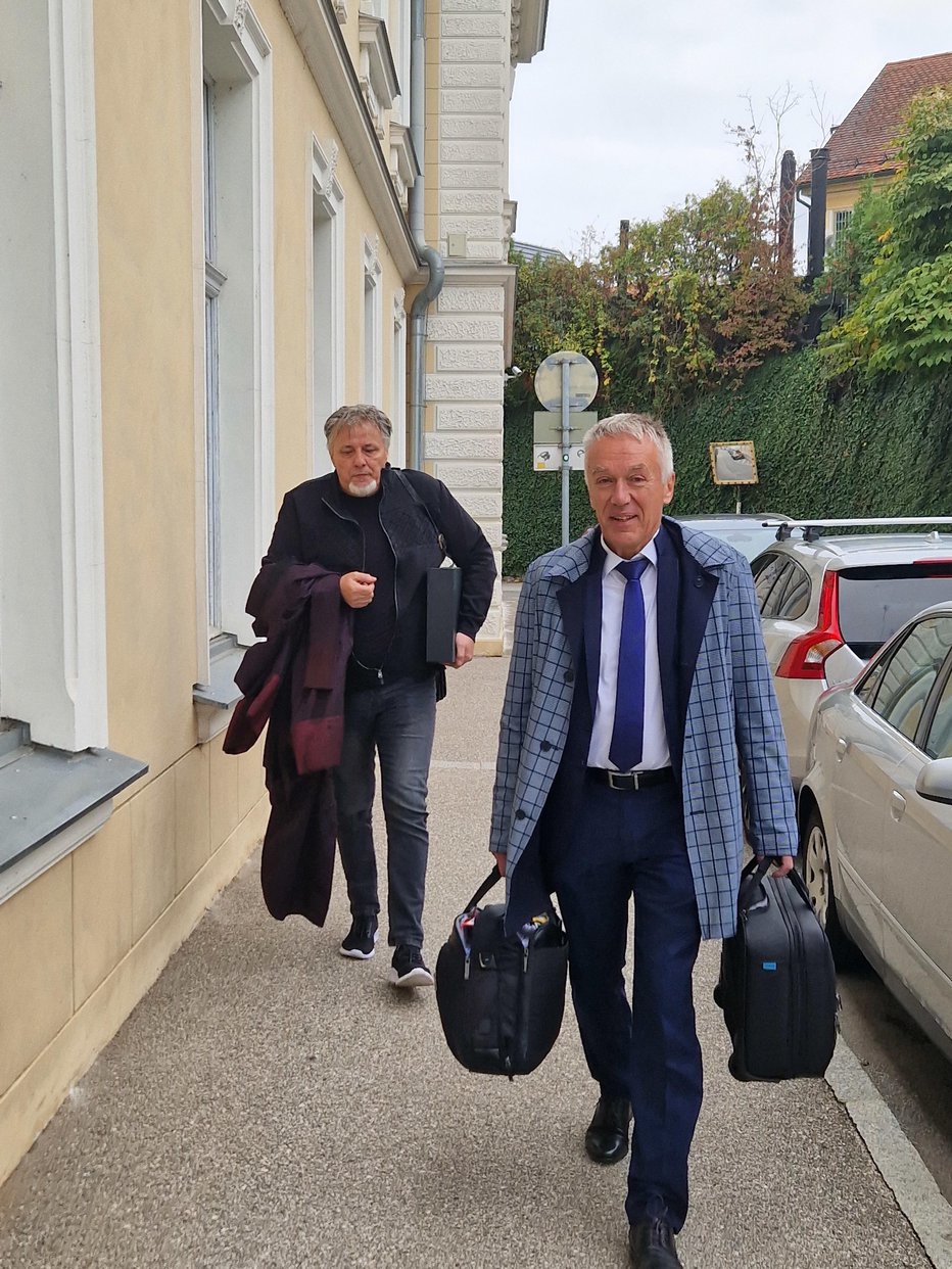 Fotografija: Semičan Zemir Begić in njegov odvetnik Borut Škerlj, obtežena z dokumentacijo, ki se je nabrala v skoraj dveh desetletjih in pol pravdanja. FOTO: Tanja Jakše Gazvoda