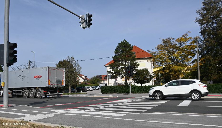 Fotografija: Gibanje ob semaforju pri OŠ Radenci, kjer je doma tudi napadalec, je postalo smrtno nevarno. FOTO: Dani Mauko