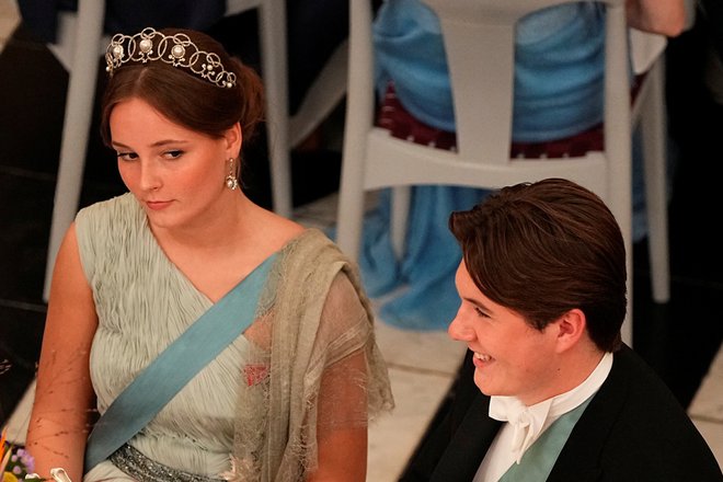 Norveška princesa Ingrid Alexandra je ves večer skrivoma pogledovala proti postavnemu princu. FOTO: Reuters