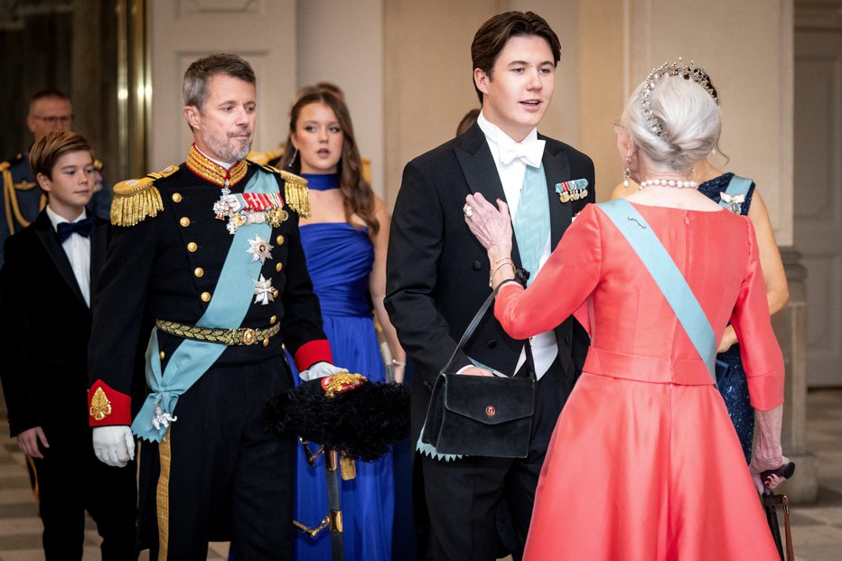 Fotografija: Christianu je med prvimi voščila njegova babica, danska kraljica Margrethe. FOTO: Reuters